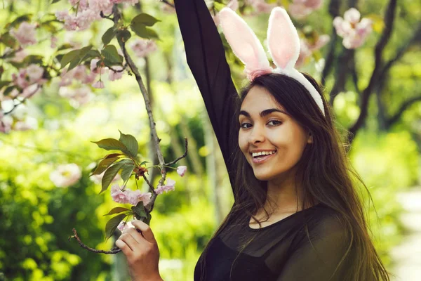 Pasen Vrouw Met Roze Bunny Oren Lange Donkerbruine Haren Glimlachend — Stockfoto