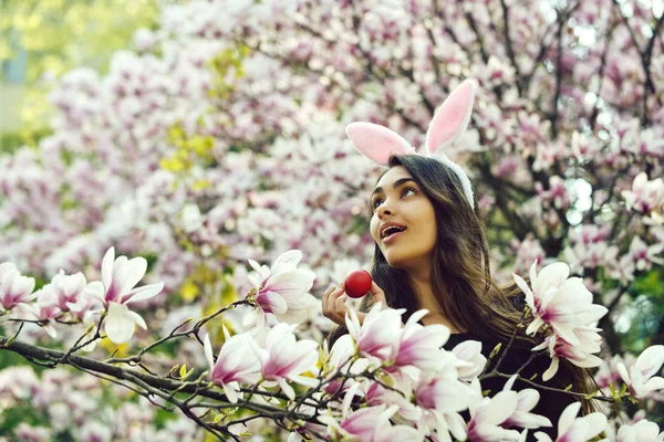 Meisje Met Paasei Bunny Oren Konijn Kostuum Glimlachend Een Lentedag — Stockfoto