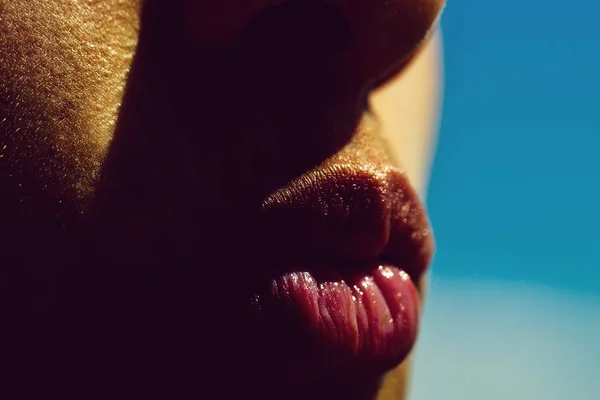 Boca feminina com lábios sexy e peludos — Fotografia de Stock