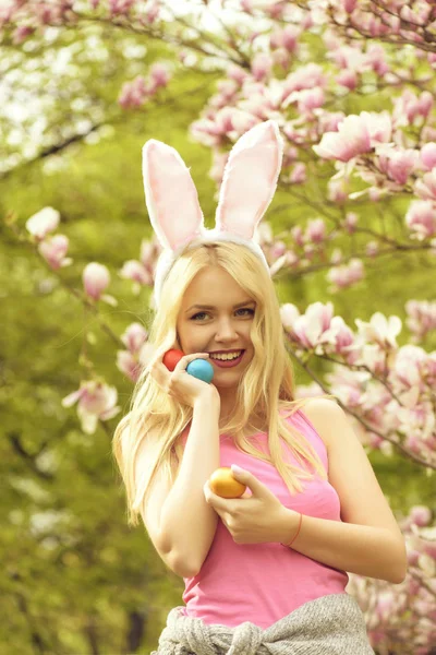 Pasen Vrouw Met Eieren Bunny Oren Magnolia Lente Pasen Vakantie — Stockfoto
