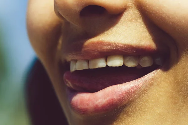 Lábios de bela jovem com maquiagem batom na boca — Fotografia de Stock