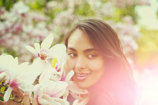 Menina feliz com sorriso adorável sorrindo para a árvore de magnólia — Fotografia de Stock