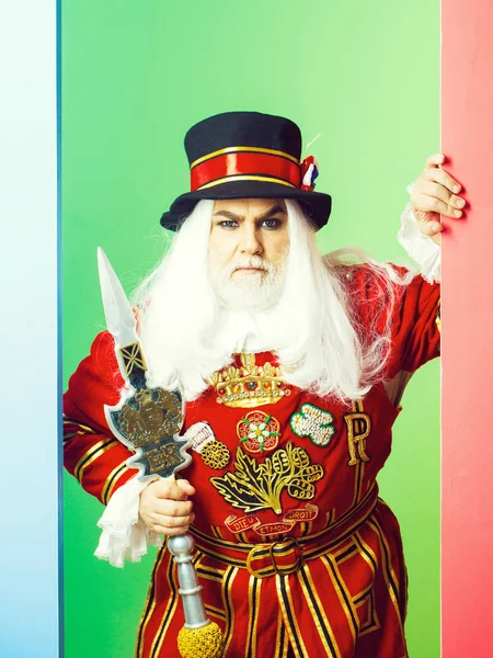 Homem sênior franzido beefeater — Fotografia de Stock