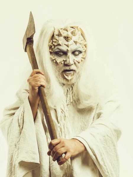 Uzun gümüş saçlı Sihirbazı