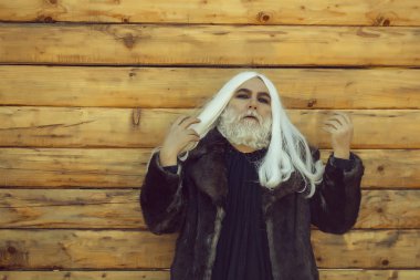 sakallı adam ahşap arka plan üzerinde