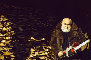 Sakallı ihtiyar chainsaw ile