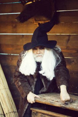 Ahşap göğüs acımasız büyücü açar