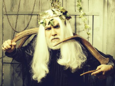 Boynuzları olan Zeus adam