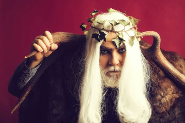 Zeus Tanrı boynuzları ile