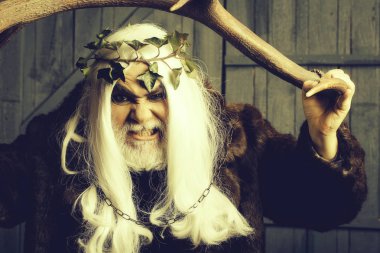 Boynuzları olan Zeus adam