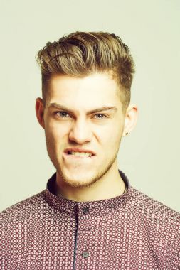 agresif şık yakışıklı