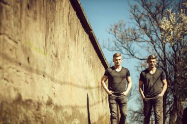 Yakışıklı erkek ikiz