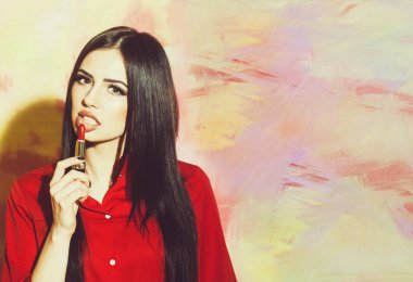 seksi güzel esmer kadın moda kırmızı ruj