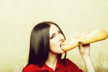 seksi güzel esmer kadın büyük sandviç ya da hamburger yiyor