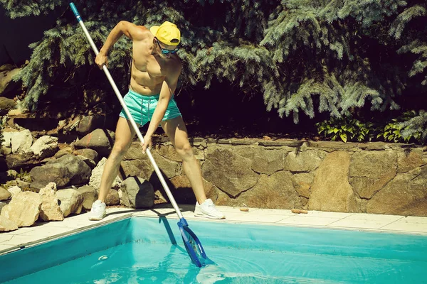 Sexy homem muscular limpeza piscina — Fotografia de Stock