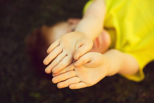 Happy babyjongen met rood haar op gras — Stockfoto