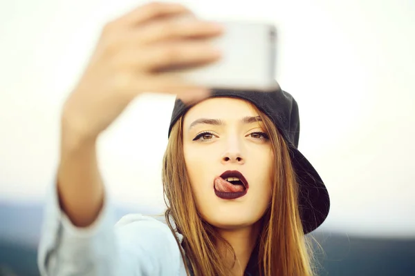 Selfie を作る若いセクシーな女の子 — ストック写真