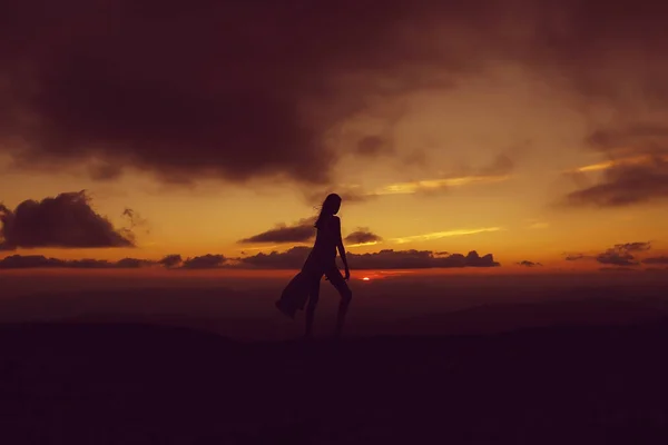 Chica bonita en hermosa puesta de sol — Foto de Stock