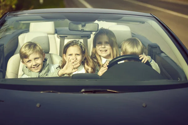 Bambini felici amici in macchina — Foto Stock