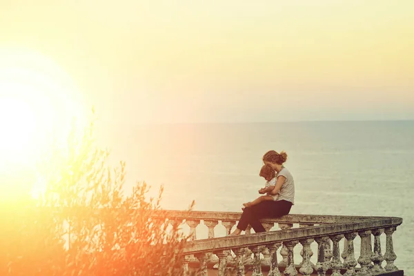 Woman and child in sunset — Stock Photo, Image