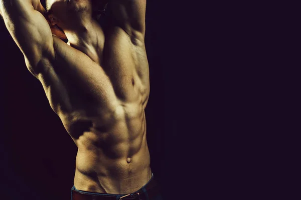 セクシーな手の静脈と黒の背景に裸の胸を力でポーズをとる選手ボディービルダーの筋肉男性の胴体 — ストック写真
