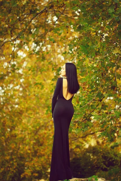Kvinna i lång klänning — Stockfoto