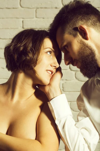 Homme beau barbu et jolie femme avec poitrine sexy nue — Photo