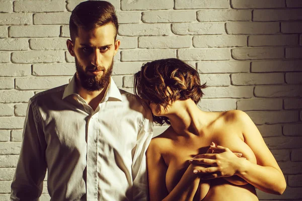 Bearded handsome man and pretty woman with naked sexy chest — Stock Photo, Image