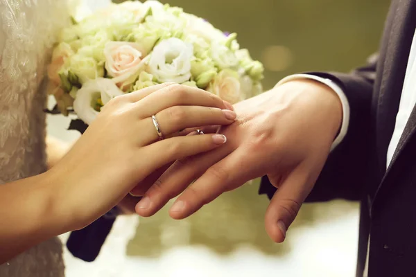 Anillos de cambio de pareja — Foto de Stock