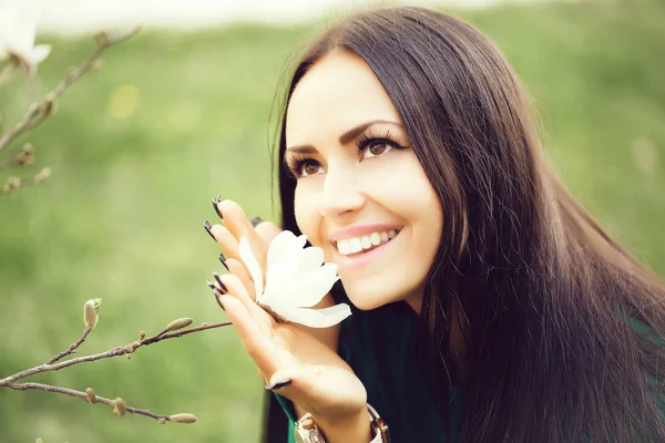 Leende kvinna med magnolia — Stockfoto