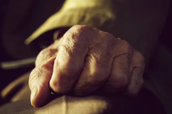 Oude menselijke hand — Stockfoto