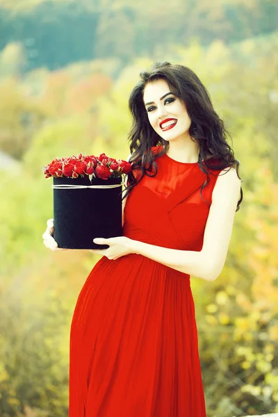 Chica sonriente sexy con rosas rojas —  Fotos de Stock