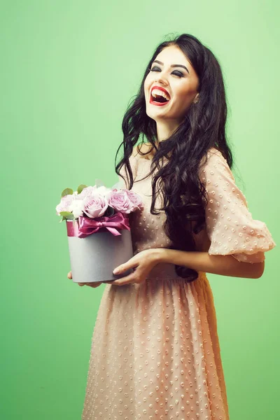 Сексуальная девушка с розами на зеленом — стоковое фото
