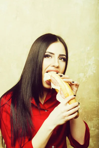 Sexy kobieta uśmiechający się ładny brunetka zjada sandwich duże lub burger — Zdjęcie stockowe