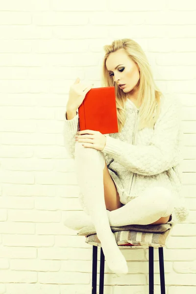 Vrij schattig meisje leest boek — Stockfoto