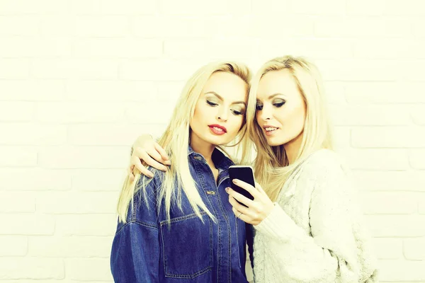 Belle ragazze giocano con lo smartphone — Foto Stock