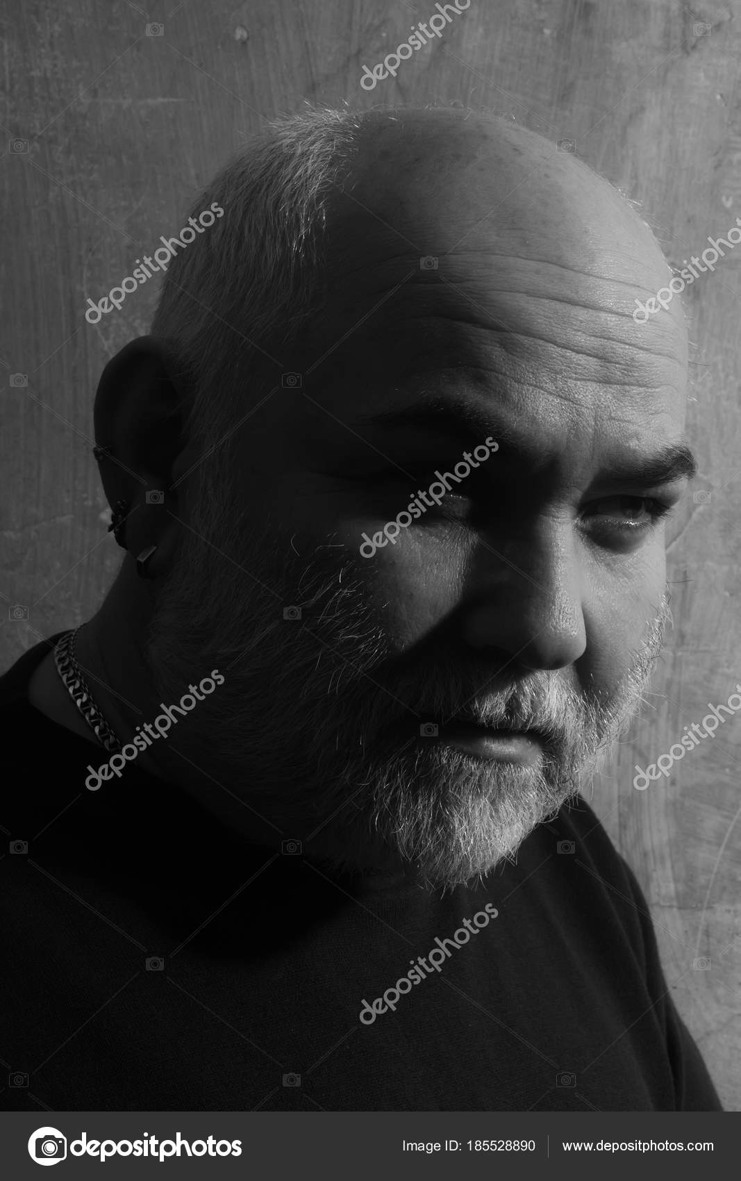 Grandpère avec barbe grise et moustache sur le vieux visage image