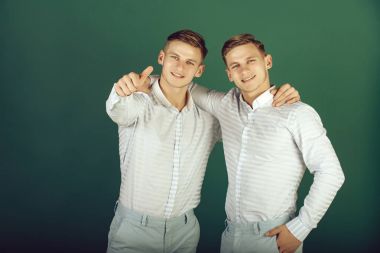 Gülümseyen ve parmak işaret iki kardeş