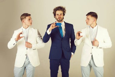 Resmi takım elbise giyen işadamları grubu