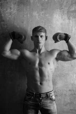 Spor ve kırmızı boks eldivenleri mücadele, kas boksör