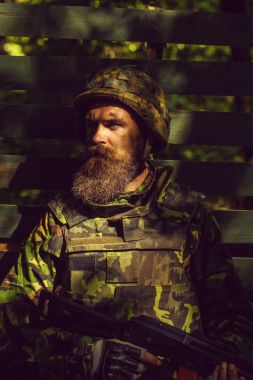 silahı olan genç asker