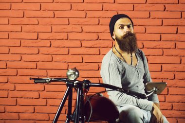 Motosikletli sakallı motorcu.