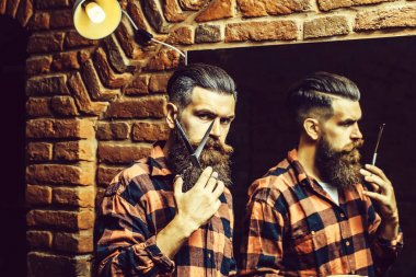 adam ayna yakınındaki makas ile kesme