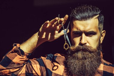 Adam hipster makas ile kesme