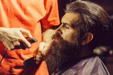 Berber Dükkanı yakışıklı sakallı adam