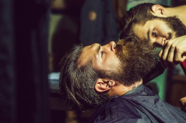 Berber Dükkanı yakışıklı sakallı adam