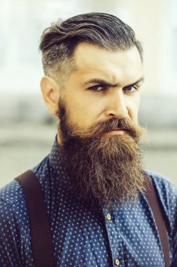 Yakışıklı sakallı adam.