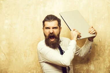sakallı adam veya hipster uzun sakal tutun laptop, fazla çalışma ile