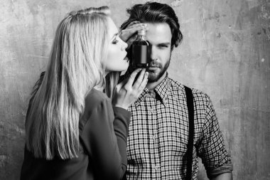 Kız ve Likör şişesi ile poz maço