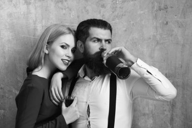 Şişe ve cam ile gülümseyen kız şarap içme adam